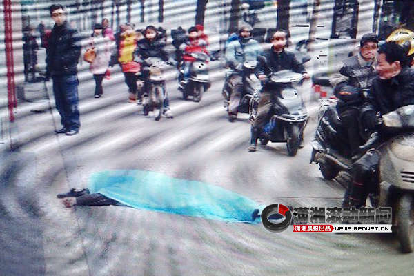 2月4日早上8時30分許，長沙人民中路255號一棟住宅樓露天樓梯6樓頂部，一名三十多歲的中年男子跳下