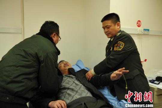 被“黑車”頂跑近5公里的執(zhí)法隊(duì)員周應(yīng)鑄被送至醫(yī)院急救?！￠Z成全　攝