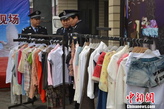 警方展示的部分被盜服裝?！∷瘟⒊z