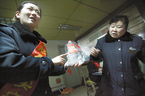 　車站人員在講述當(dāng)時情況，一桶5斤的白酒已被喝掉大半記者周杰攝