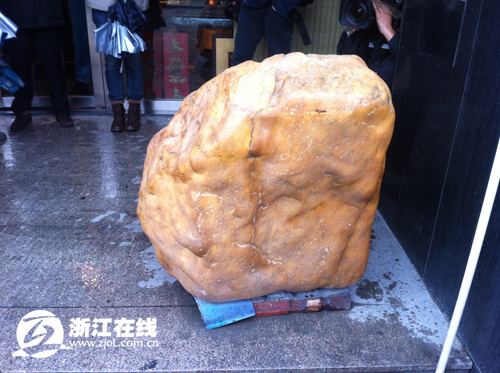 女子倒車(chē)時(shí)撞壞一塊“石頭”被要求賠償50萬(wàn)元