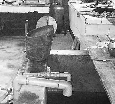 在鎮(zhèn)機(jī)關(guān)食堂，洗菜煮飯都用自來水。