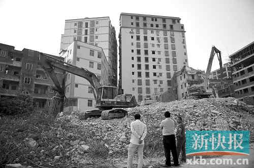 在無數(shù)次專項(xiàng)行動(dòng)和強(qiáng)拆風(fēng)暴的背后，是衍生出的各色潛規(guī)則。