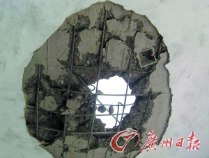 被雷電擊穿的民房。