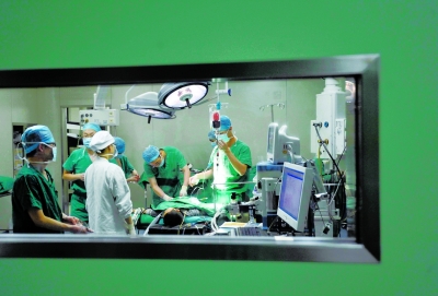 昨晚，醫(yī)生為小進(jìn)進(jìn)做截肢手術(shù)。