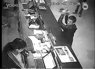 另一同行男子，操起柜臺(tái)上的擺件，用力砸向女服務(wù)員面部。