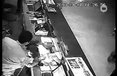 第三名白衣男子沖進(jìn)柜臺(tái)內(nèi)對(duì)女服務(wù)員一頓拳打腳踢。