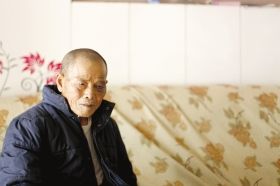 4月15日，劉爹爹的一只眼睛上有明顯的淤青。