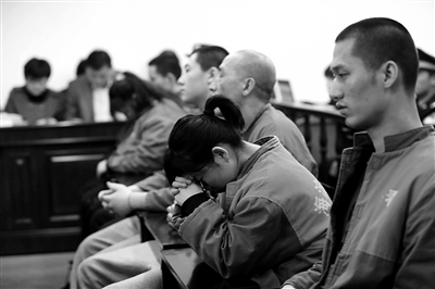 昨日，因涉嫌誘騙男網(wǎng)友進(jìn)行高額消費(fèi)，海淀區(qū)一咖啡廳負(fù)責(zé)人及“吧女”等14人受審。新京報(bào)記者 王貴彬 攝