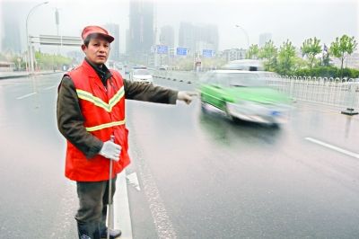 　肖慶旭師傅在事發(fā)地點講述經(jīng)過。記者李銳 攝