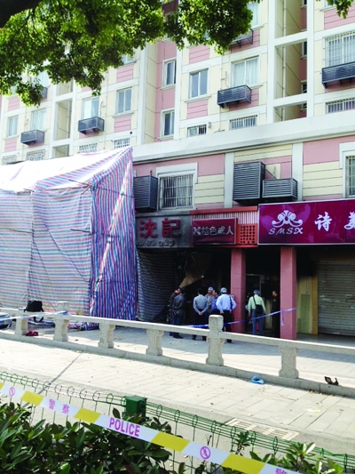 警方勘查事故現(xiàn)場(chǎng)。