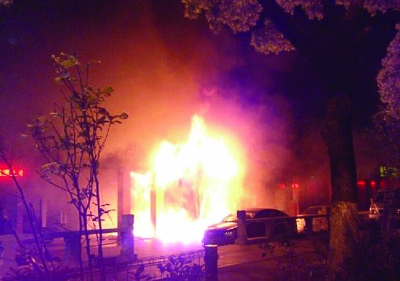 現(xiàn)場(chǎng)火勢(shì)很大。網(wǎng)友供圖（請(qǐng)聯(lián)系本報(bào)領(lǐng)取稿酬）