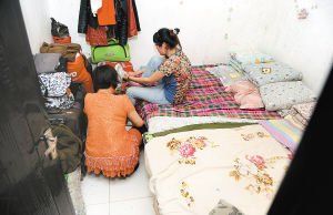 在米家崖一民房內(nèi)，母親蹲在地上幫身陷傳銷的女兒穿鞋，但遭到女兒拒絕