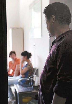 妻子在房內(nèi)勸說女兒時，楊師傅守在門外