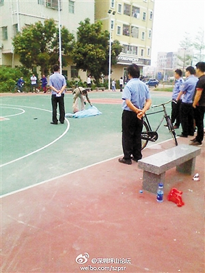 事發(fā)后，警方趕往現(xiàn)場進行處理。圖片來源于微博