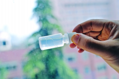 女童眼里取出的線蟲。吳葉青 攝