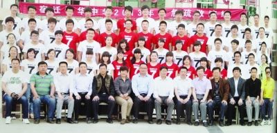 大家來(lái)找找，兩幅圖中有13人完全一致，你能找出來(lái)嗎？