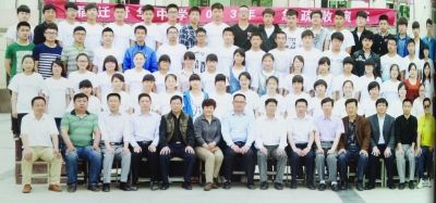 個(gè)不同班級(jí)的畢業(yè)照，前排除了最左邊一位老師外，完全一致。