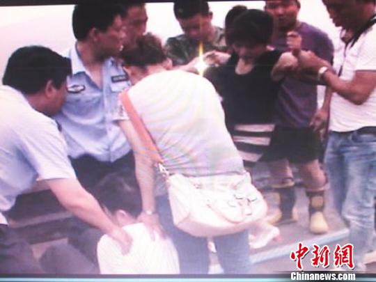 宗德宇緩緩靠近跳樓女子?！O程　攝