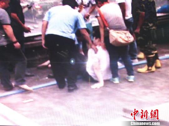 宗德宇緩緩靠近跳樓女子?！O程　攝