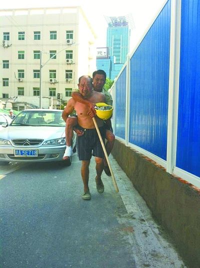 “謝謝，我們身上灰多，怕把車弄臟了”