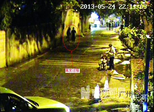 監(jiān)控視頻中（紅圈處），男子尾隨女學(xué)生試圖進(jìn)行猥褻。通訊員供圖