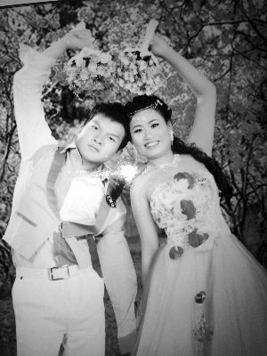 結(jié)婚照中的阿妮笑容燦爛，現(xiàn)實中，這對“跨國速成夫妻”還處在并不愉快的磨合過程中 本版均為資料圖片