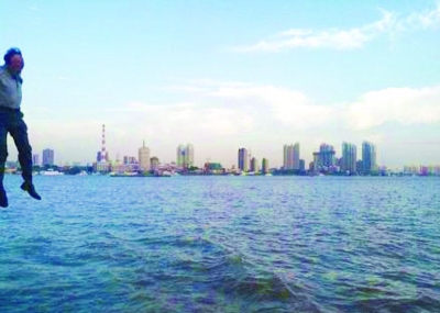 前晚，一名男子從輪渡上縱身墜入江中。@風(fēng)箏鍋發(fā)布