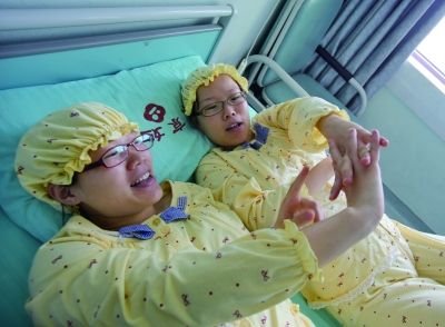 生完寶寶后姐妹倆在床上聊天。