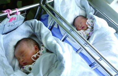 同一天出生的兩個(gè)寶寶，長(zhǎng)的也很像。（左為男弟弟，右為女姐姐）