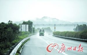 　當天事故發(fā)生的現(xiàn)場處于一個彎道，很多司機反映說來不及減速。