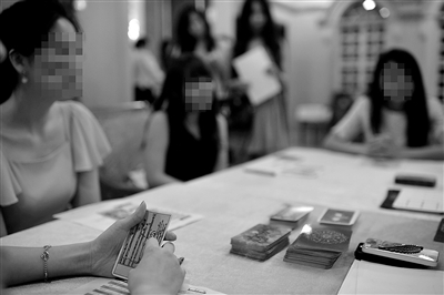 6月30日，中國(guó)企業(yè)家單身俱樂(lè)部在北京舉行富豪相親海選活動(dòng)，“考官”通過(guò)玩塔羅牌考察面試者的心理狀態(tài)。新京報(bào)記者 吳江 攝