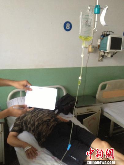 　被毆打記者正在當(dāng)?shù)蒯t(yī)院接受治療，診斷顯示為腹股溝軟組織挫傷。穆玉良 攝
