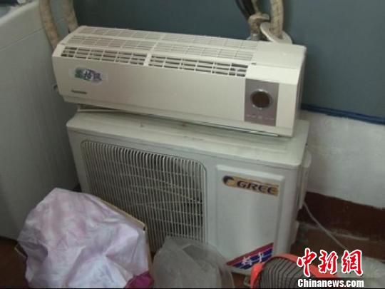 民警從嫌疑人家中搜到空調(diào)等生活用品。 拾冠之 攝