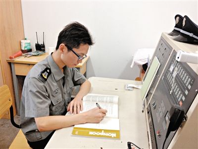 張團(tuán)政在工作間隙復(fù)習(xí)準(zhǔn)備司考。新京報(bào)記者 李雪瑩 攝