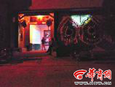 昨晚8時許，老人的大兒子的家正在辦喪事，屋外擺放著花圈 本報(bào)記者張超攝