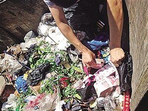 30萬元現(xiàn)金是張紅軍收拾垃圾箱時(shí)找到的