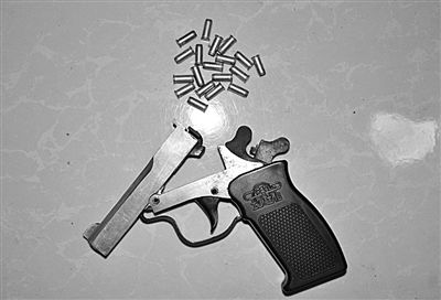 警方從搶劫嫌疑人處起獲的贓款和發(fā)令槍、子彈。警方供圖