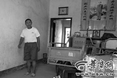 8月16日，在家中接受監(jiān)外執(zhí)行4年刑期的汪衛(wèi)國（化名）剛剛送走家訪的法官。