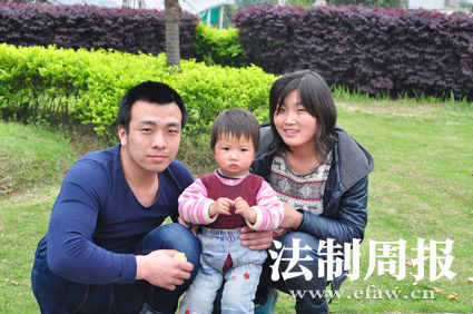 重獲自由后，張艷勝一家三口在一起