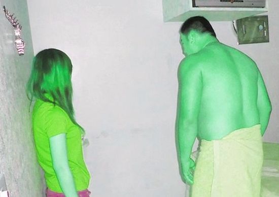 高雄黃姓男子(右)懷疑女友在“喇叭店”兼差，前往調(diào)查順便消費(fèi)時(shí)被警方逮個(gè)正著。(圖／東森新聞)