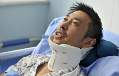 8月25日，交警周寶來躺在病床上。