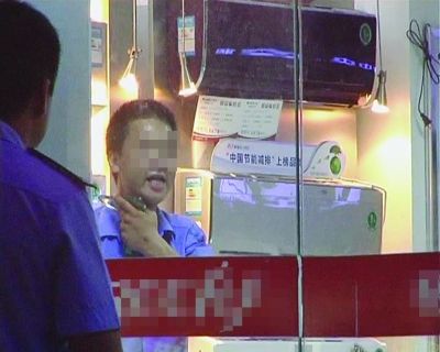 打劫男把玻璃片抵在脖子上，與民警對(duì)峙