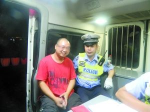 冉強(qiáng)開心地接受了民警的處罰和教育。高新區(qū)交巡警支隊(duì)供圖
