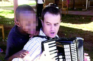 西蒙·伍德在教孩子唱歌，歡樂(lè)的歌聲掩蓋不住邪惡的目的。