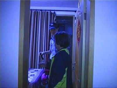 民警幫老人檢查沒發(fā)現(xiàn)有炸彈。