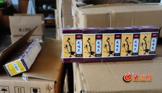 圖為民警現(xiàn)場被查獲的部分假藥。