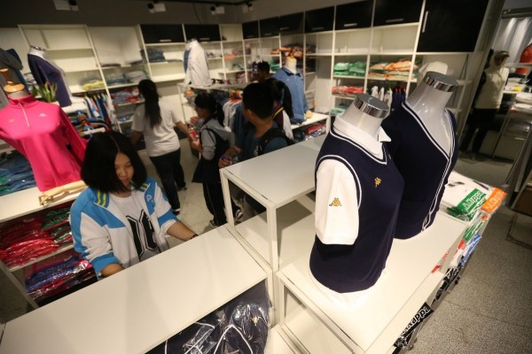 　9月12日，北京，十一學(xué)校在推出三大類、超過40款“最潮”校服，吸引學(xué)生搶購。