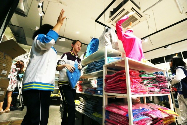 　9月12日，北京，十一學(xué)校在推出三大類、超過40款“最潮”校服，吸引學(xué)生搶購。