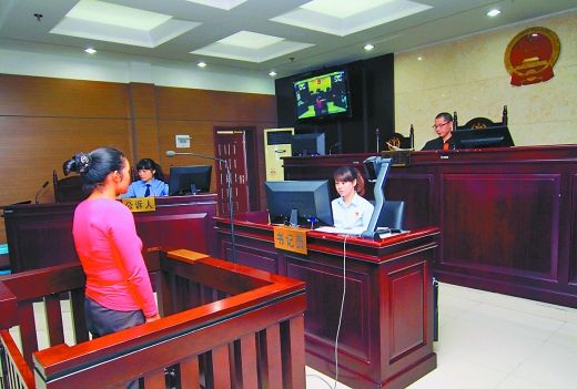    9月29日，萬州區(qū)人民法院，被告王桂娟（化名）在庭審現(xiàn)場。 重慶晨報(bào)記者 胡杰 實(shí)習(xí)生 黃敬坤 攝